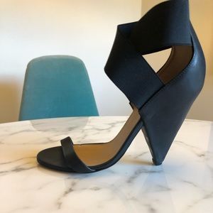 Iro sohak sandals in black